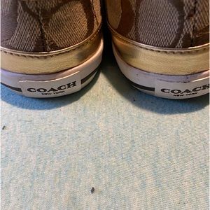 Size 8, wore 3 times, the sides is peeling but can be fix